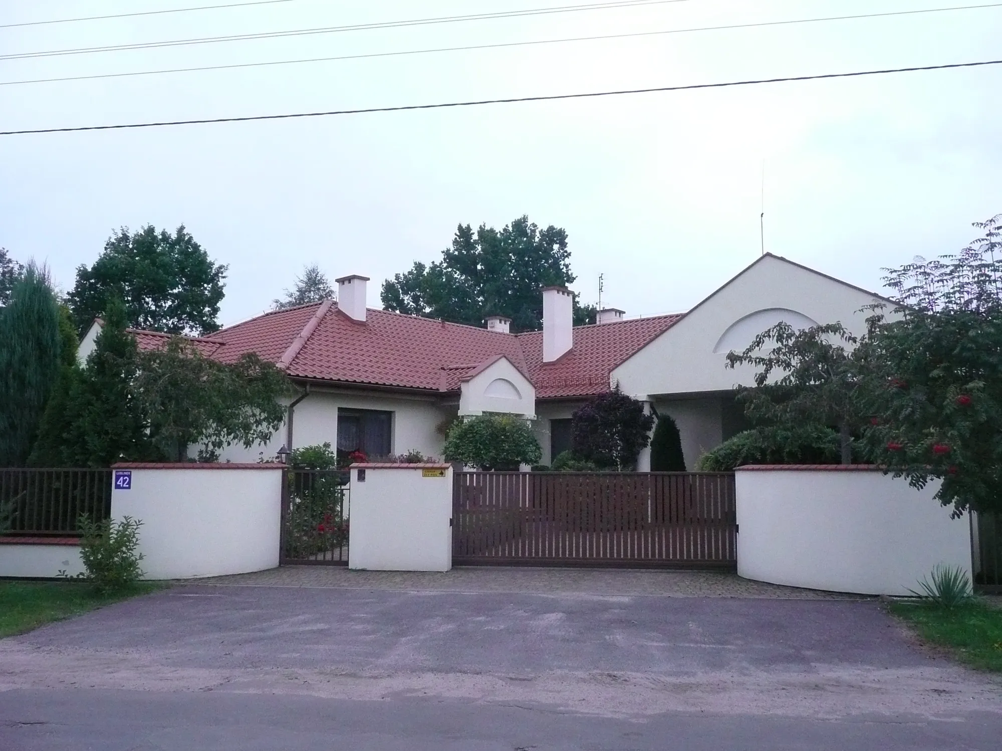 LUBLINEK — single-family house with garages — Single-family housing (2)