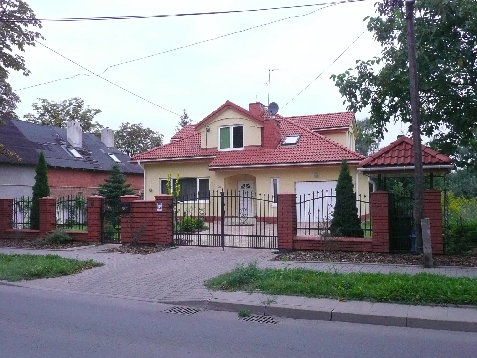 POCHORĄŻYCH - budynek mieszkalny jednorodzinny z garażem — Single-family housing, AKWADRAT Studio